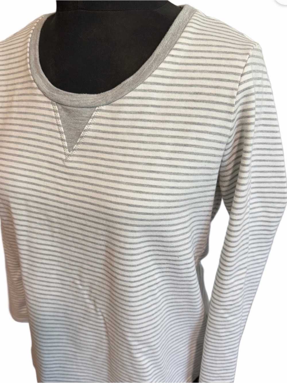 Tommy Hilfiger Women’s Long Sleeve Scoop Neck Top New Stylish and Casual Fashion